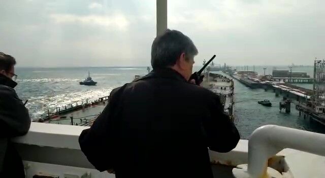 پهلودهی نفتکش افرامکس در شرایط طوفانی پهلودهی نفتکش افرامکس در شرایط طوفانی