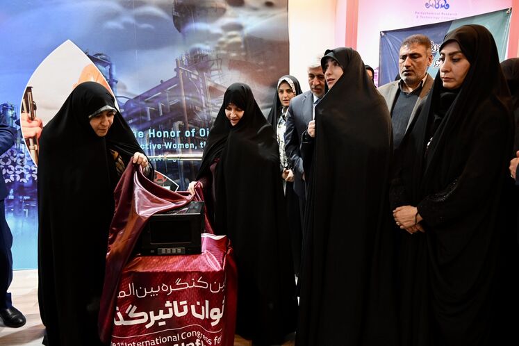 آیین رونمایی از یک محصول دانشبنیان گازی با حضور جملیه جمیله علمالهدی، همسر رئیسجمهوری در غرفه صنعت نفت در کنگره بینالمللی زنان تأثیرگذار