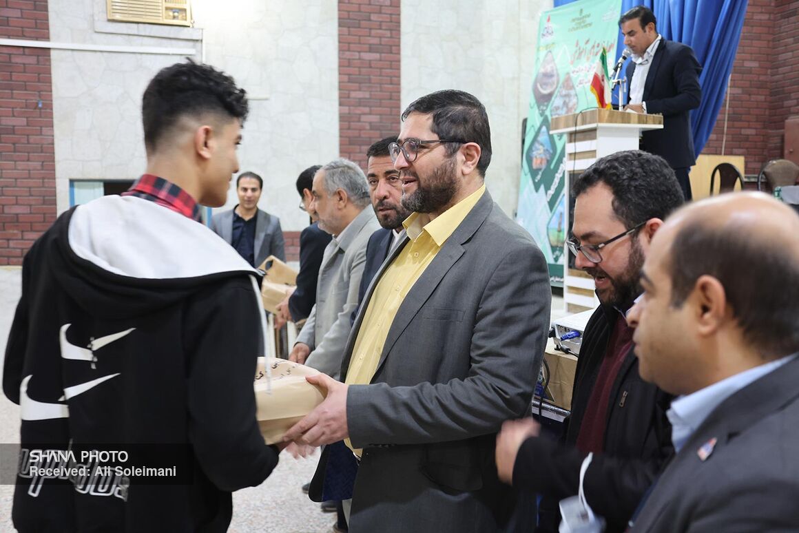 اهدای بسته‌های آموزشی به دانش آموزان استان بوشهر