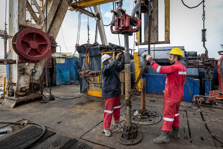 دکل حفاری (O۲) چاه شماره ۵ پایدار غرب