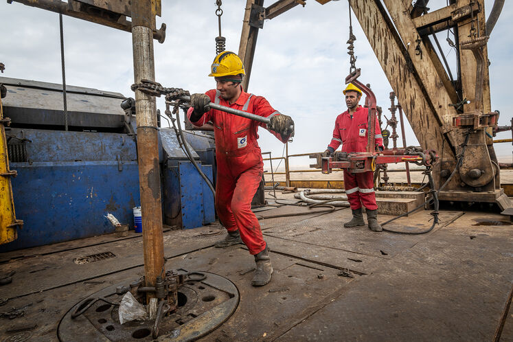 دکل حفاری (O۲) چاه شماره ۵ پایدار غرب