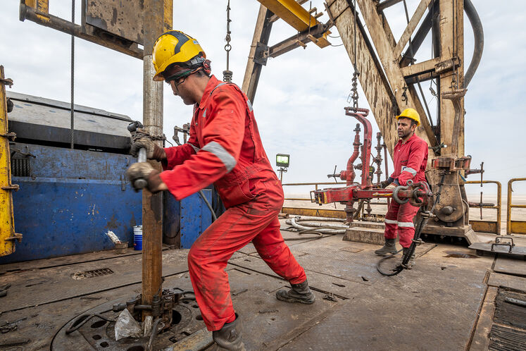 دکل حفاری (O۲) چاه شماره ۵ پایدار غرب