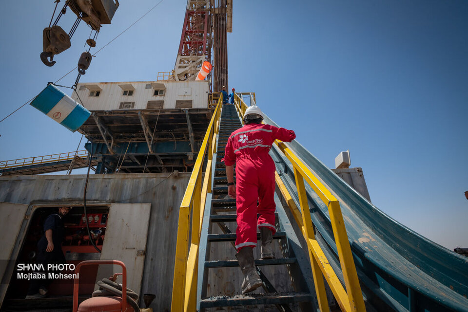 نقش نفت در رشد اقتصادی و توسعه زیرساختها مشهود است نقش نفت در رشد اقتصادی و توسعه زیرساختها مشهود است