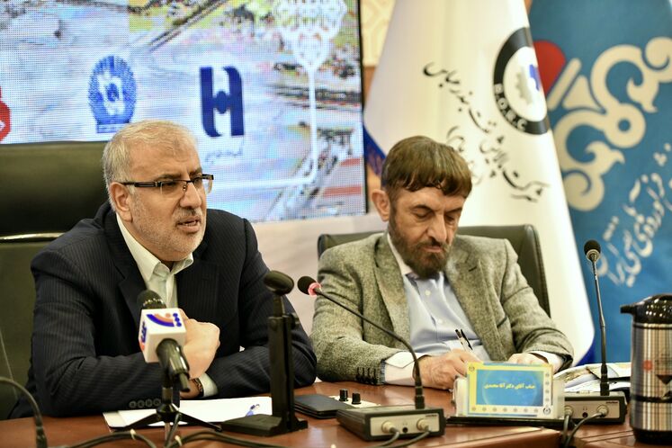  از راست: علی آقامحمدی، رئیس گروه اقتصادی دفتر مقام معظم رهبری و جواد اوجی، وزیر نفت 