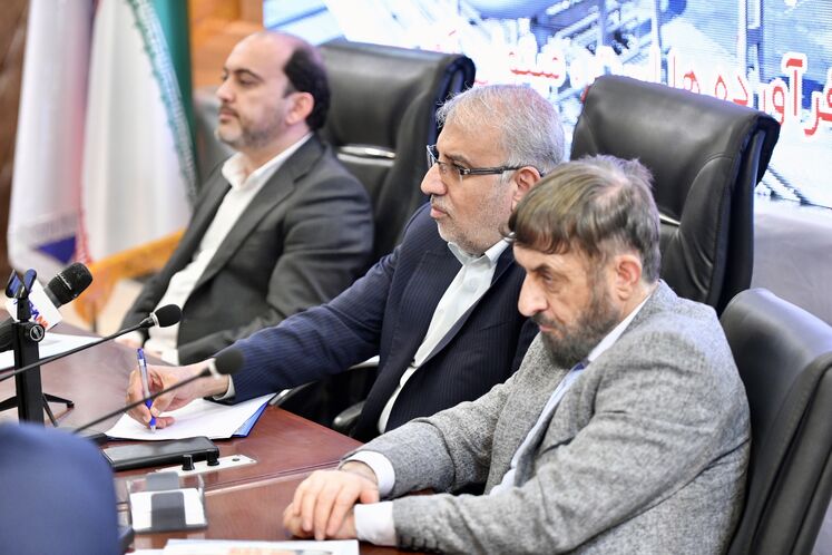  از راست: علی آقامحمدی، رئیس گروه اقتصادی دفتر مقام معظم رهبری، جواد اوجی، وزیر نفت و مهدی دوستی، استاندار هرمزگان