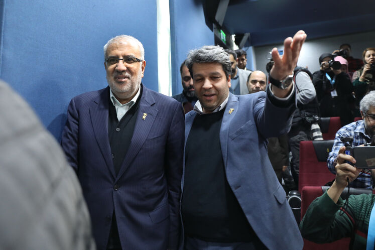 از راست : محمد خزاعی رئیس سازمان سینمایی و جواد اوجی، وزیر نفت
