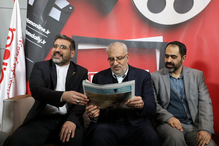 از راست: علی فروزنده، مدیرکل روابط عمومی وزارت نفت، جواد اوجی، وزیر نفت و محمدمهدی اسماعیلی، وزیر فرهنگ و ارشاد اسلامی