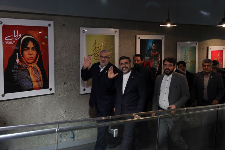از راست: مجتبی امینی دبیر چهل‌ویکمین جشنواره بین‌المللی فیلم فجر، محمدمهدی اسماعیلی، وزیر فرهنگ و ارشاد اسلامی و جواد اوجی، وزیر نفت 