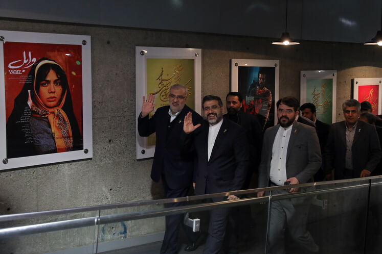 از راست: مجتبی امینی دبیر چهلویکمین جشنواره بینالمللی فیلم فجر، محمدمهدی اسماعیلی، وزیر فرهنگ و ارشاد اسلامی و جواد اوجی، وزیر نفت