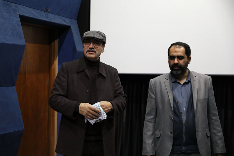 از راست: علی فروزنده، مدیرکل روابط عمومی وزارت نفت و مهرداد خوشبخت نویسنده و کارگردان فیلم «گل‌های باوارده»
