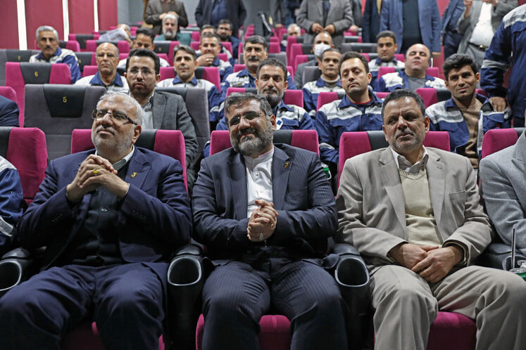 از راست: جلیل سالاری، مدیرعامل شرکت ملی پالایش و پخش فرآوردههای نفتی ایران، محمدمهدی اسماعیلی، وزیر فرهنگ و ارشاد اسلامی و جواد اوجی، وزیر نفت