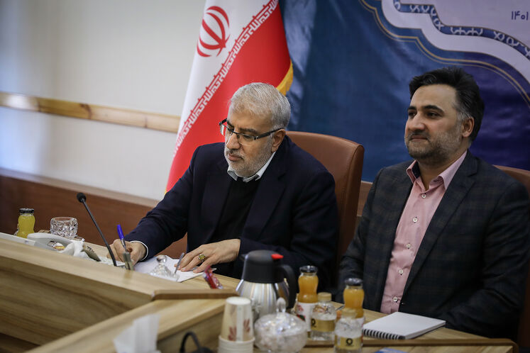 از سمت راست: روح‌الله دهقانی فیروزآبادی، معاون علمی و فناوری رئیس‌جمهوری و جواد اوجی، وزیر نفت