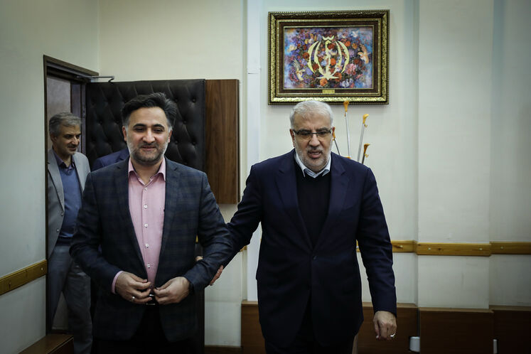 از سمت راست: جواد اوجی، وزیر نفت و روح‌الله دهقانی فیروزآبادی، معاون علمی و فناوری رئیس‌جمهوری