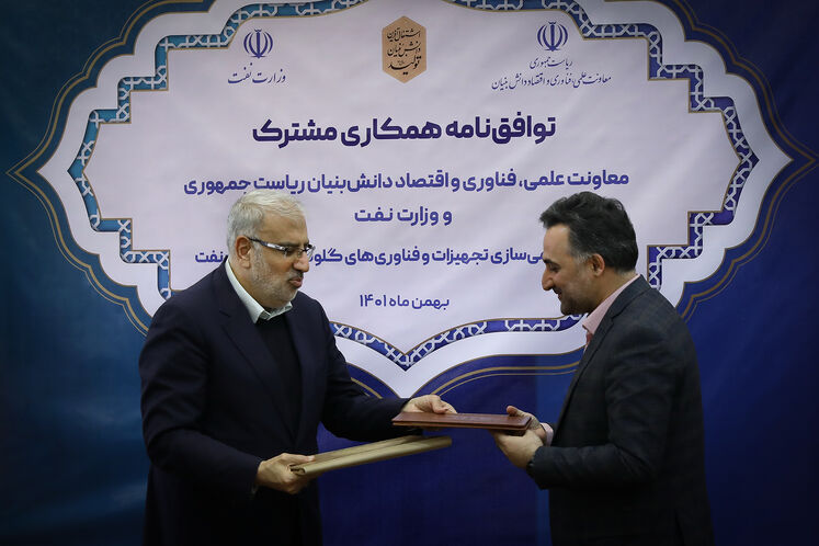 از سمت راست: روحالله دهقانی فیروزآبادی، معاون علمی و فناوری رئیسجمهوری و جواد اوجی، وزیر نفت