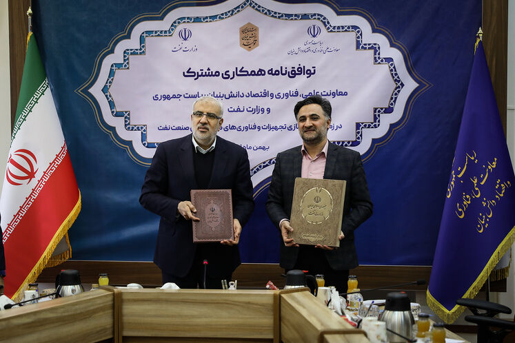 از سمت راست: روحالله دهقانی فیروزآبادی، معاون علمی و فناوری رئیسجمهوری و جواد اوجی، وزیر نفت