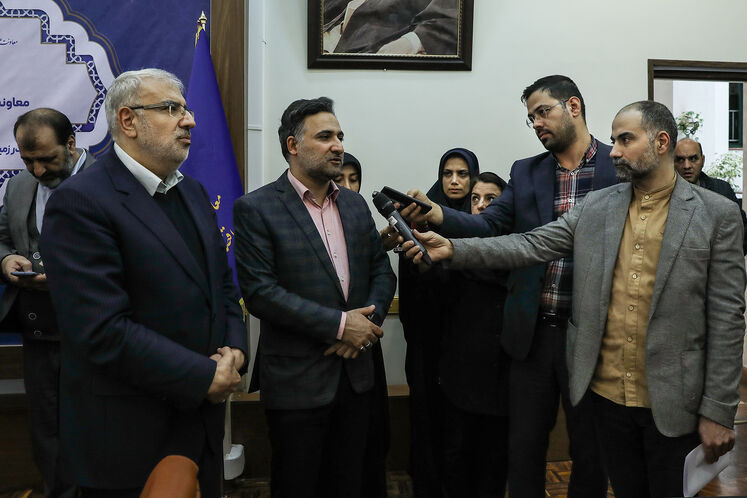 روح‌الله دهقانی فیروزآبادی، معاون علمی و فناوری رئیس‌جمهوری و جواد اوجی، وزیر نفت در جمع خبرنگاران