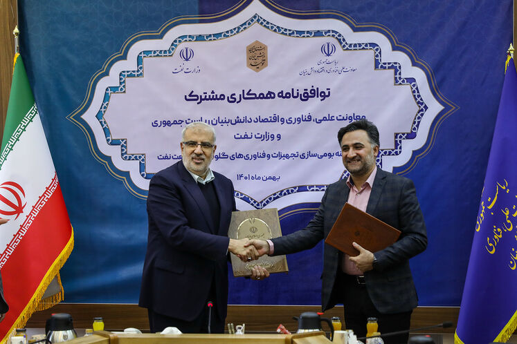 از سمت راست: روح‌الله دهقانی فیروزآبادی، معاون علمی و فناوری رئیس‌جمهوری و جواد اوجی، وزیر نفت
