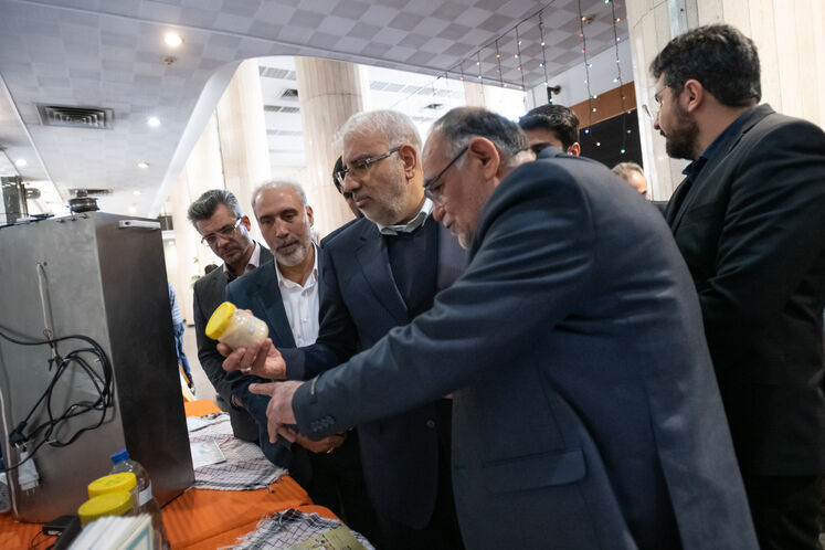 بازدید جواد اوجی، وزیر نفت از نمایشگاه توسعه فناوری،ایده‌های نوآورانه و کار جهادی (تاک)