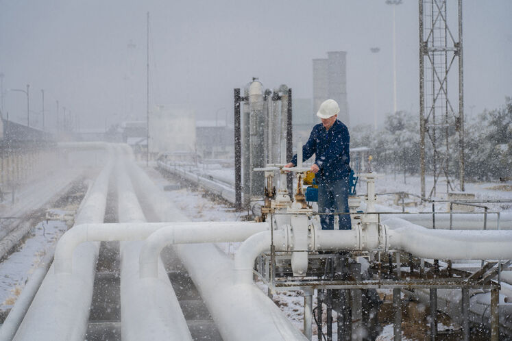 تلاش کارکنان شرکت خطوط لوله و مخابرات نفت منطقه تهران در سرمای زمستان