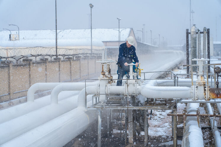 تلاش کارکنان شرکت خطوط لوله و مخابرات نفت منطقه تهران در سرمای زمستان