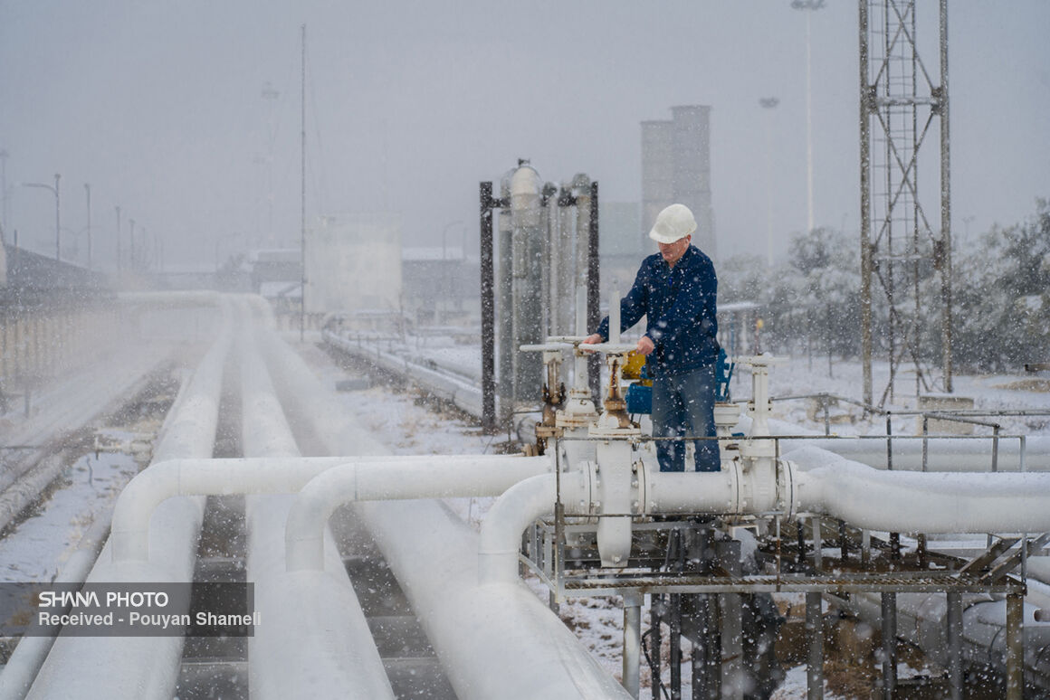 تلاش کارکنان شرکت خطوط لوله و مخابرات نفت در سرمای زمستان