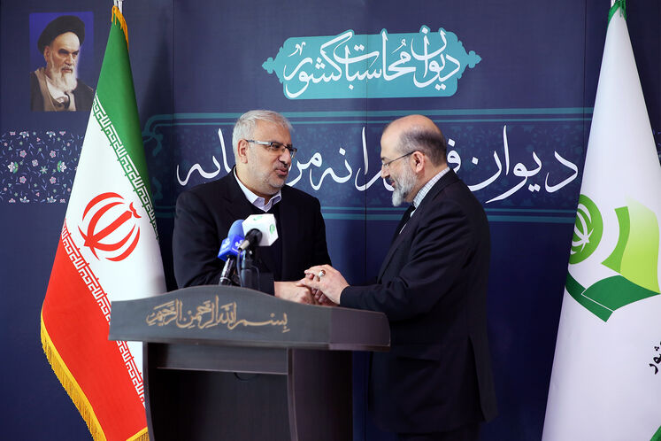 از راست: سید احمدرضا دستغیب، رئیس کل دیوان محاسبات کشور و جواد اوجی، وزیر نفت