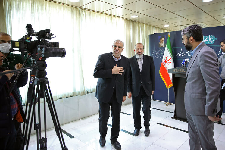 از راست: مقداد ذکیزاده مدیرکل روابط عمومی و امور بین الملل دیوان محاسبات، سید احمدرضا دستغیب، رئیس کل دیوان محاسبات کشور و جواد اوجی، وزیر نفت