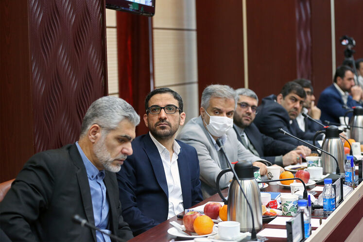 از چپ: عبدالحسین بیات، رئیس هیئترئیسه صندوقهای بازنشستگی صنعت نفت، سجاد خلیلی، معاون نظارت بر منابع هیدروکربوری وزیر نفت، وحیدرضا زیدیفرد، معاون امور مهندسی، پژوهش و فناوری وزیر نفت، احمد اسدزاده،  معاون امور بینالملل و بازرگانی وزیر نفت و مهدی علیمددی، معاون توسعه مدیریت و سرمایه انسانی وزیر نفت