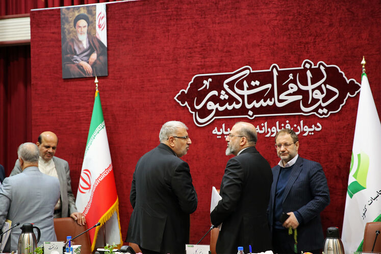 از راست: سید نظام الدین موسوی، سخنگوی هیئت رئیسه مجلس شورای اسلامی، جواد اوجی، وزیر نفت و سید احمدرضا دستغیب، رئیس کل دیوان محاسبات کشور