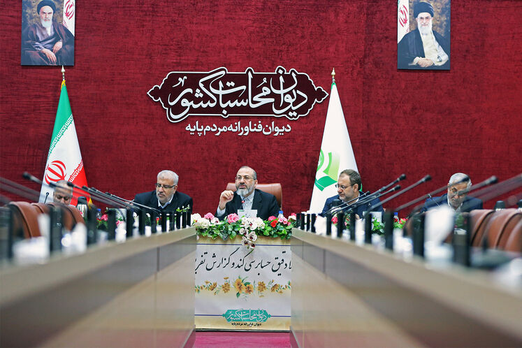 از راست: سید نظام الدین موسوی، سخنگوی هیئت رئیسه مجلس شورای اسلامی، سید احمدرضا دستغیب، رئیس کل دیوان محاسبات کشور و جواد اوجی، وزیر نفت