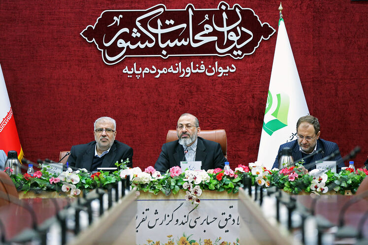 از راست: سید نظام الدین موسوی، سخنگوی هیئت رئیسه مجلس شورای اسلامی، سید احمدرضا دستغیب، رئیس کل دیوان محاسبات کشور و جواد اوجی، وزیر نفت