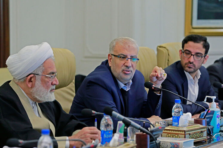 از راست: سجاد خلیلی، معاون نظارت بر منابع هیدروکربوری،جواد اوجی، وزیر نفت و حجتالاسلام محمدجعفر منتظری، دادستان کل کشور