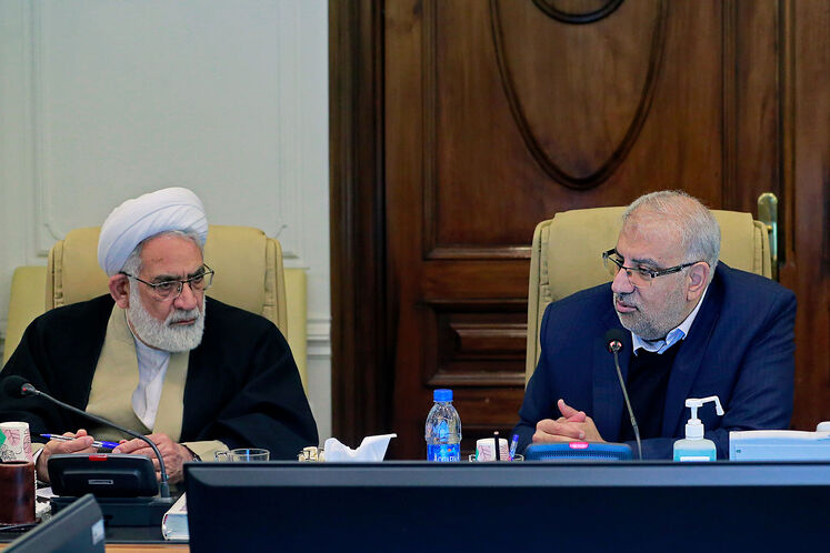 از راست: جواد اوجی، وزیر نفت و حجت‌الاسلام محمدجعفر منتظری، دادستان کل کشور 