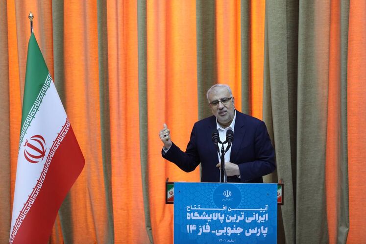 جواد اوجی، وزیر نفت در آیین بهره‌برداری رسمی از پالایشگاه فاز ۱۴ پارس جنوبی
