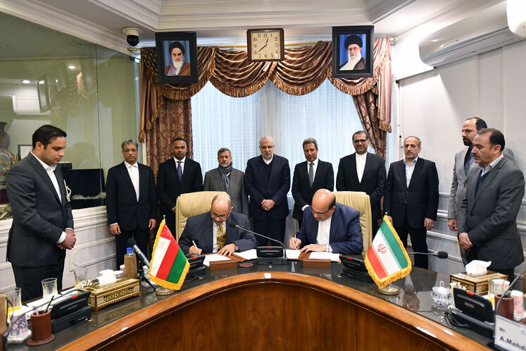 امضای تفاهمنامه همکاری بین شرکتهای ملی نفت ایران و عمان در حضور جواد اوجی، وزیر نفت و سلیم بنناصر العوفی، وزیر انرژی و منابع معدنی عمان