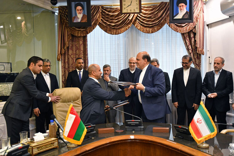 امضای تفاهمنامه همکاری بین شرکتهای ملی نفت ایران و عمان در حضور جواد اوجی، وزیر نفت و سلیم بنناصر العوفی، وزیر انرژی و منابع معدنی عمان