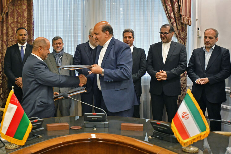 امضای تفاهمنامه همکاری بین شرکتهای ملی نفت ایران و عمان در حضور جواد اوجی، وزیر نفت و سلیم بنناصر العوفی، وزیر انرژی و منابع معدنی عمان