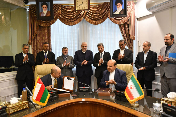 امضای تفاهمنامه همکاری بین شرکتهای ملی نفت ایران و عمان در حضور جواد اوجی، وزیر نفت و سلیم بنناصر العوفی، وزیر انرژی و منابع معدنی عمان
