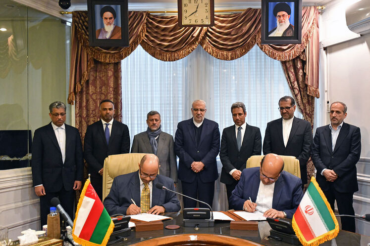 امضای تفاهمنامه همکاری بین شرکتهای ملی نفت ایران و عمان در حضور جواد اوجی، وزیر نفت و سلیم بنناصر العوفی، وزیر انرژی و منابع معدنی عمان