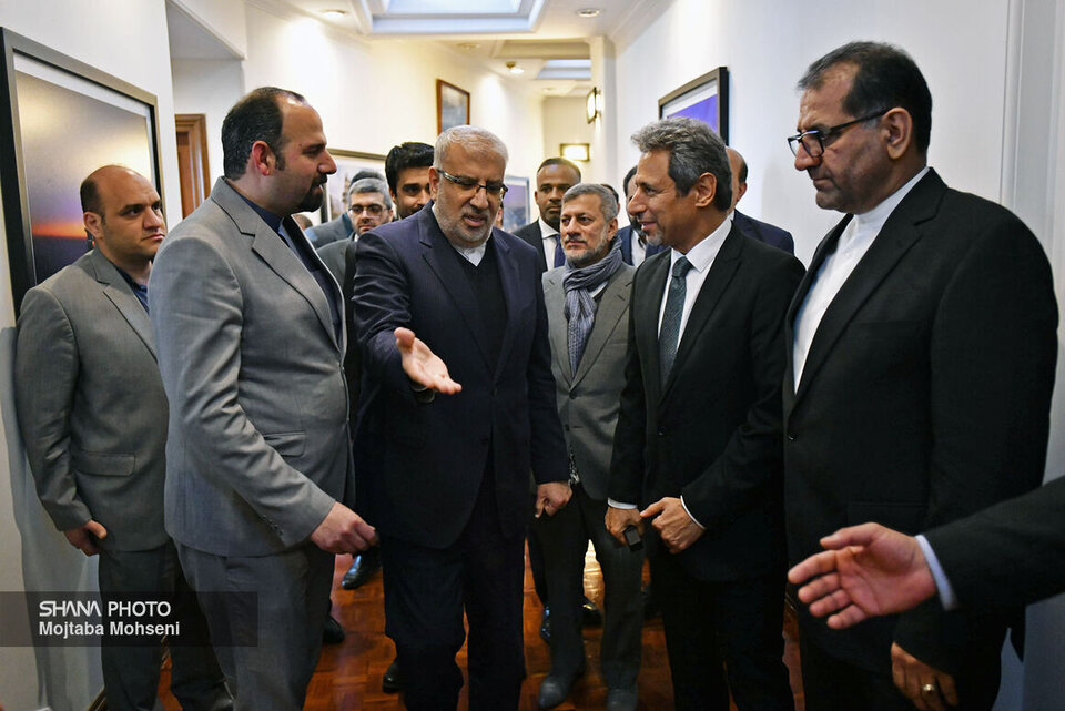 ایران و عمان برای همکاری در بخشهای بالادست و پاییندست نفت تفاهمنامه امضا کردند ایران و عمان برای همکاری در بخشهای بالادست و پاییندست نفت تفاهمنامه امضا کردند