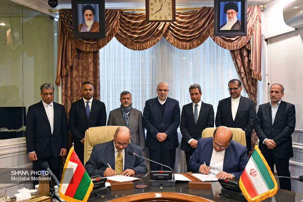 ایران و عمان برای همکاری در بخشهای بالادست و پاییندست نفت تفاهمنامه امضا کردند