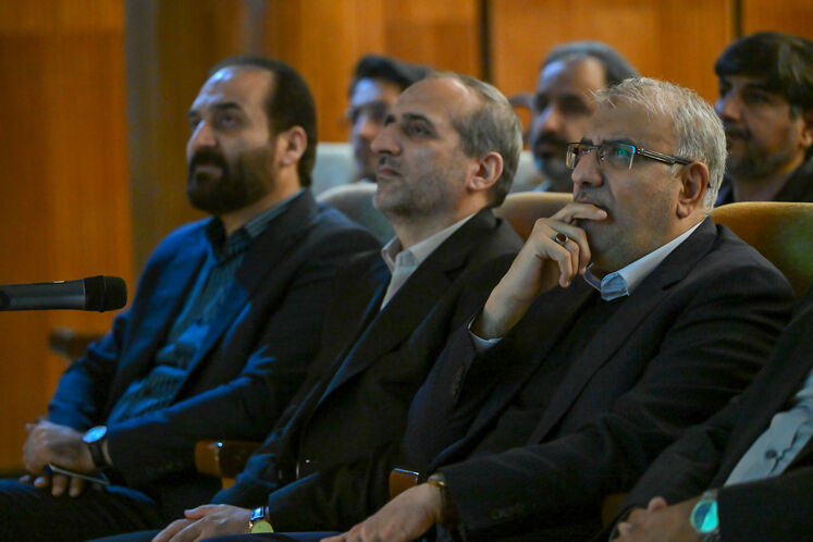 از راست: جواد اوجی، وزیر نفت، مجید چگنی، مدیرعامل شرکت ملی گاز ایران