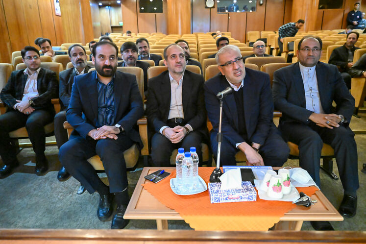 از راست:جلیل رحیمی جهان‌آبادی، نماینده تربت جام در مجلس شورای اسلامی،جواد اوجی، وزیر نفت، مجید چگنی، مدیرعامل شرکت ملی گاز ایران