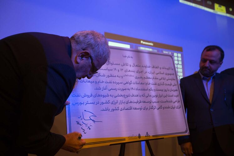 از راست: احسان خاندوزی، وزیر امور اقتصاد و دارایی و جواد اوجی، وزیر نفت