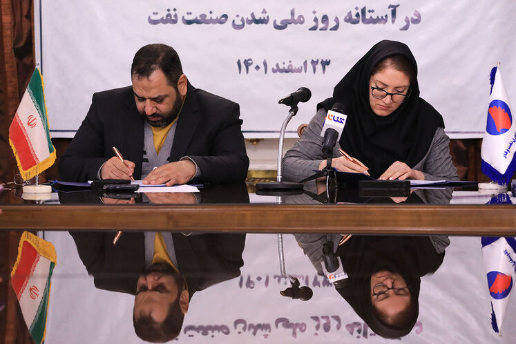 آیین امضای قرارداد احیای چاه‌های کم بازده نفتی با چهار شرکت دانش‌بنیان ایرانی