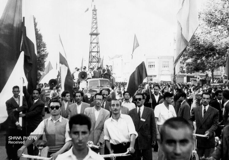 دولت ایران این ارجاع را نپذیرفت و صلاحیت دیوان را برای رسیدگی به این پرونده رد کرد. استدلال دولت ایران این بود که ما با دولت انگلیس طرف نیستیم و اختلاف ما با افراد یعنی مدیران شرکت است و مسئله باید در چارچوب قوانین داخلی ایران حل و فصل شود. (تظاهرات مردمی در پشتیبانی از قانون ملی شدن صنعت نفت در حمایت از دکتر محمد مصدق در خیابانهای تهران ۱۳۳۰ شمسی)