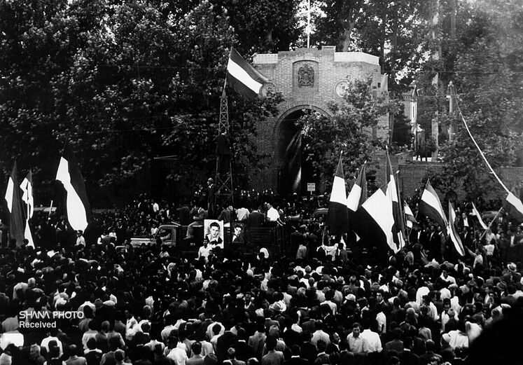 تظاهرات مردمی در پشتیبانی از قانون ملی شدن صنعت نفت در حمایت از دکتر محمد مصدق در خیابانهای تهران ۱۳۳۰ شمسی