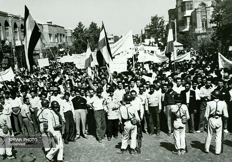 تظاهرات مردمی در پشتیبانی از قانون ملی شدن صنعت نفت در حمایت از دکتر محمد مصدق در خیابان‌های تهران ۱۳۳۰ شمسی