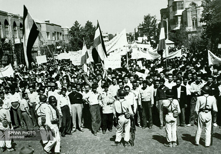 تظاهرات مردمی در پشتیبانی از قانون ملی شدن صنعت نفت در حمایت از دکتر محمد مصدق در خیابانهای تهران ۱۳۳۰ شمسی