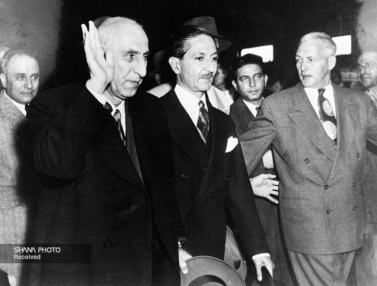 او اضافه کرد سالهای سال است دولت انگلستان در سرزمين ما خيمه زده و کمکم يادشان رفته که جايشان اينجا نيست و ايران سرزمين آبا و اجدادی ماست نه سرزمين آنان... سكوتي عميق فضاي دادگاه را احاطه كرده بود و دكتر مصدق بعد از پايان سخنانش كمي سكوت كرد و آرام بلند شد و روي صندلي خويش قرار گرفت. با همين ابتکار و حرکت، عجيب بود که تا انتهای نشست، فضای جلسه تحت تأثير مستقيم اين رفتار پيرمرد قرار گرفته بود و در نهايت نيز انگلستان محکوم شد.
